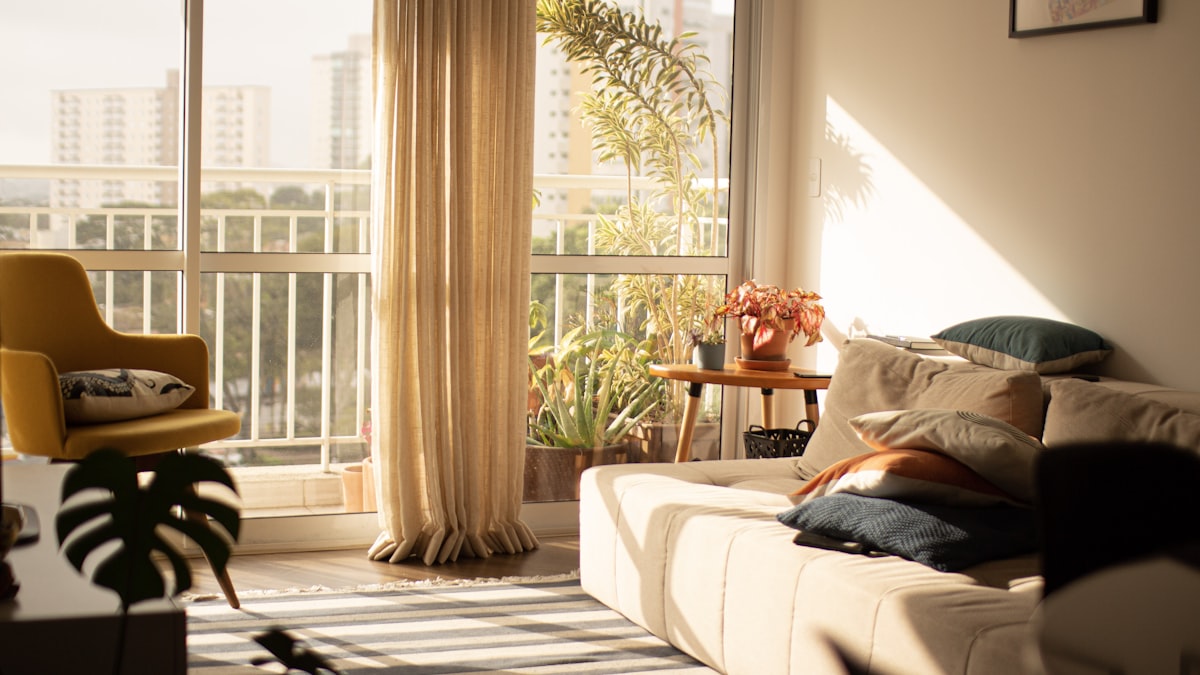 Salon lumineux d'un appartement loué en courte durée