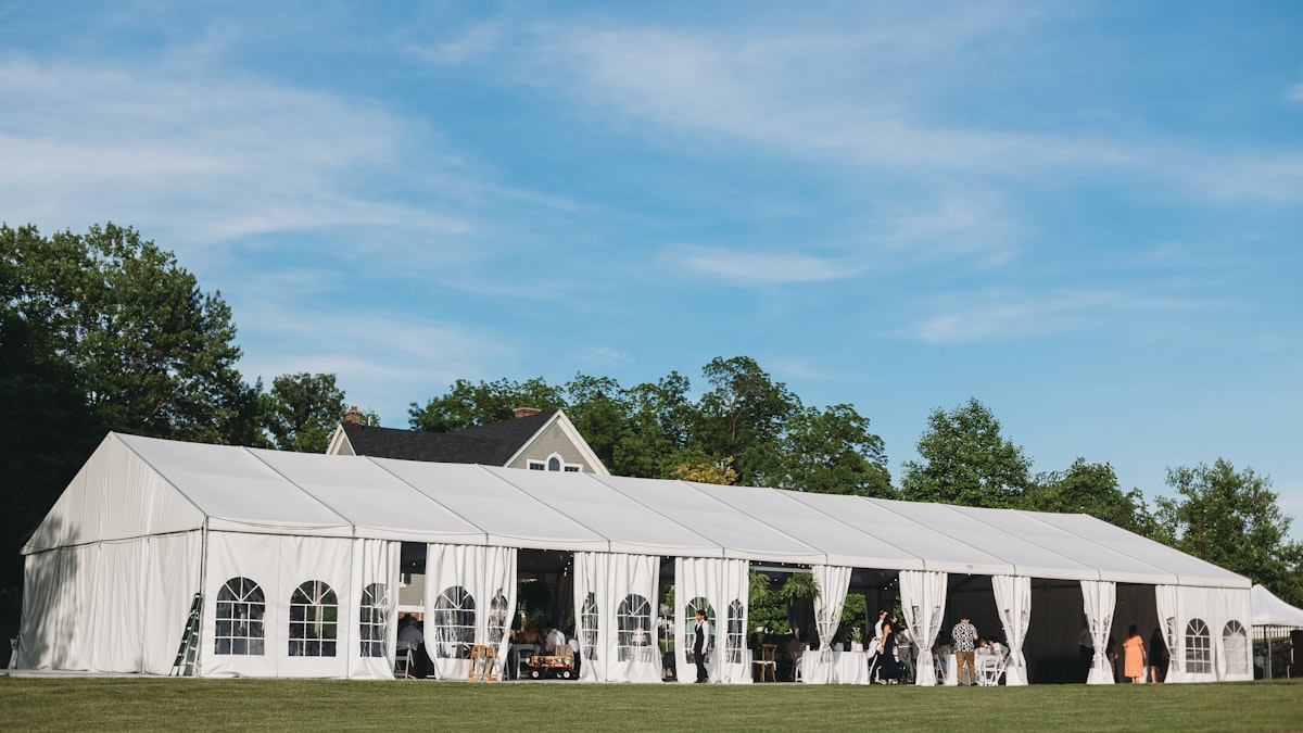 Tente de réception louée pour un mariage en extérieur